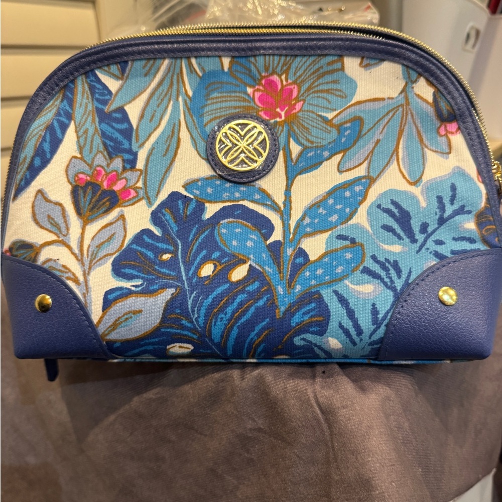 Lilly Pulitzer breezy Blue Floral Cosmetic Pouch with Gold Accent‎ NEW